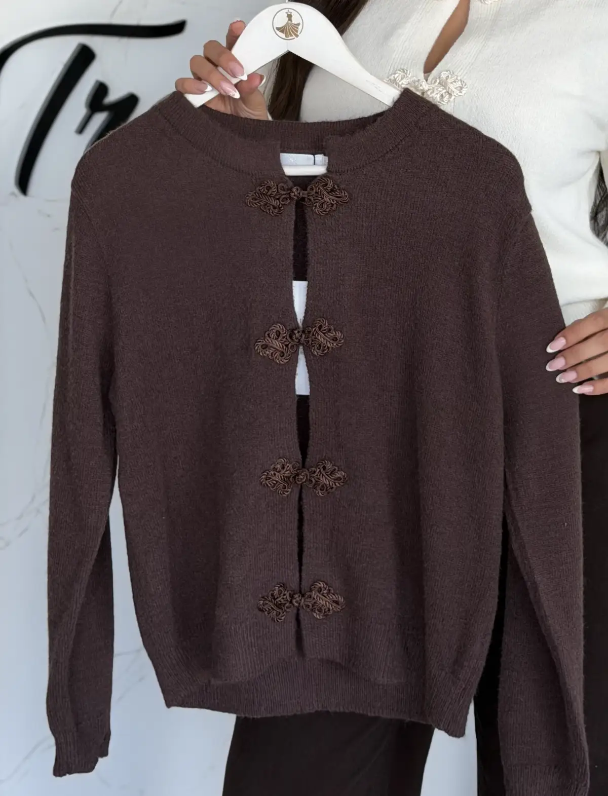 CARDIGAN EN MAILLE À BRANDEBOURGS AMÉLIA